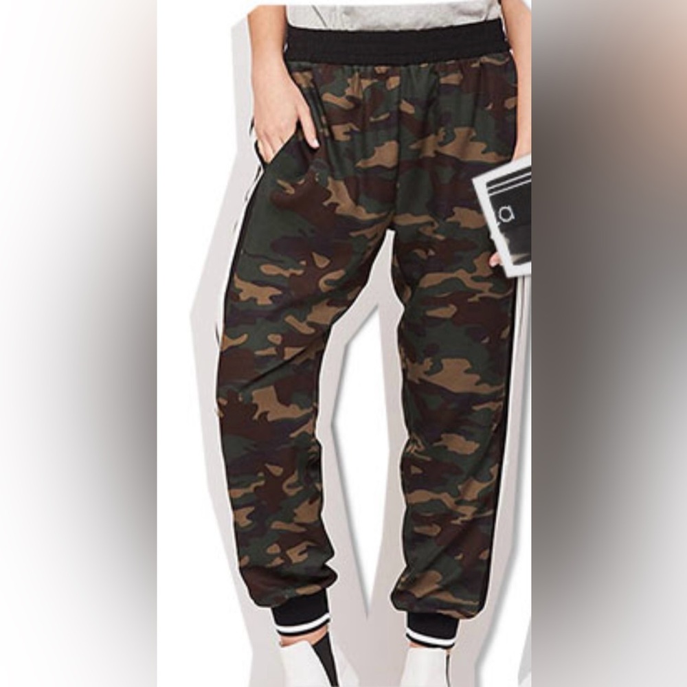 NEW 🆕 La Senza Women’s Wide Leg Camo Jogger Pants White Stripes size L